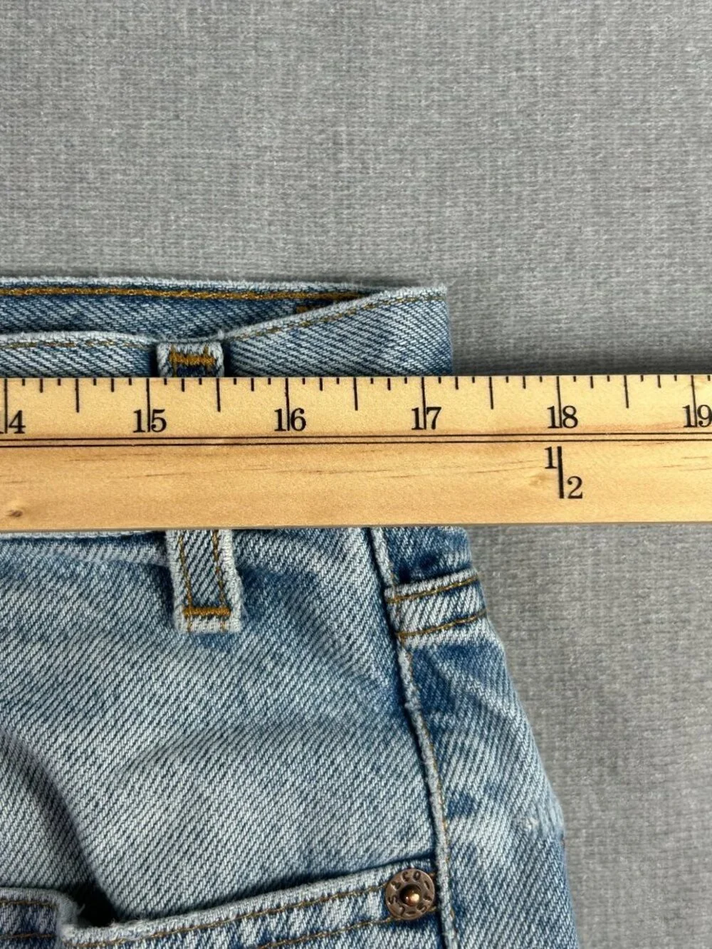 Vintage Y2K Light Wash Levi's Straight Leg Relaxed 36x30 90s Distressed Casual
